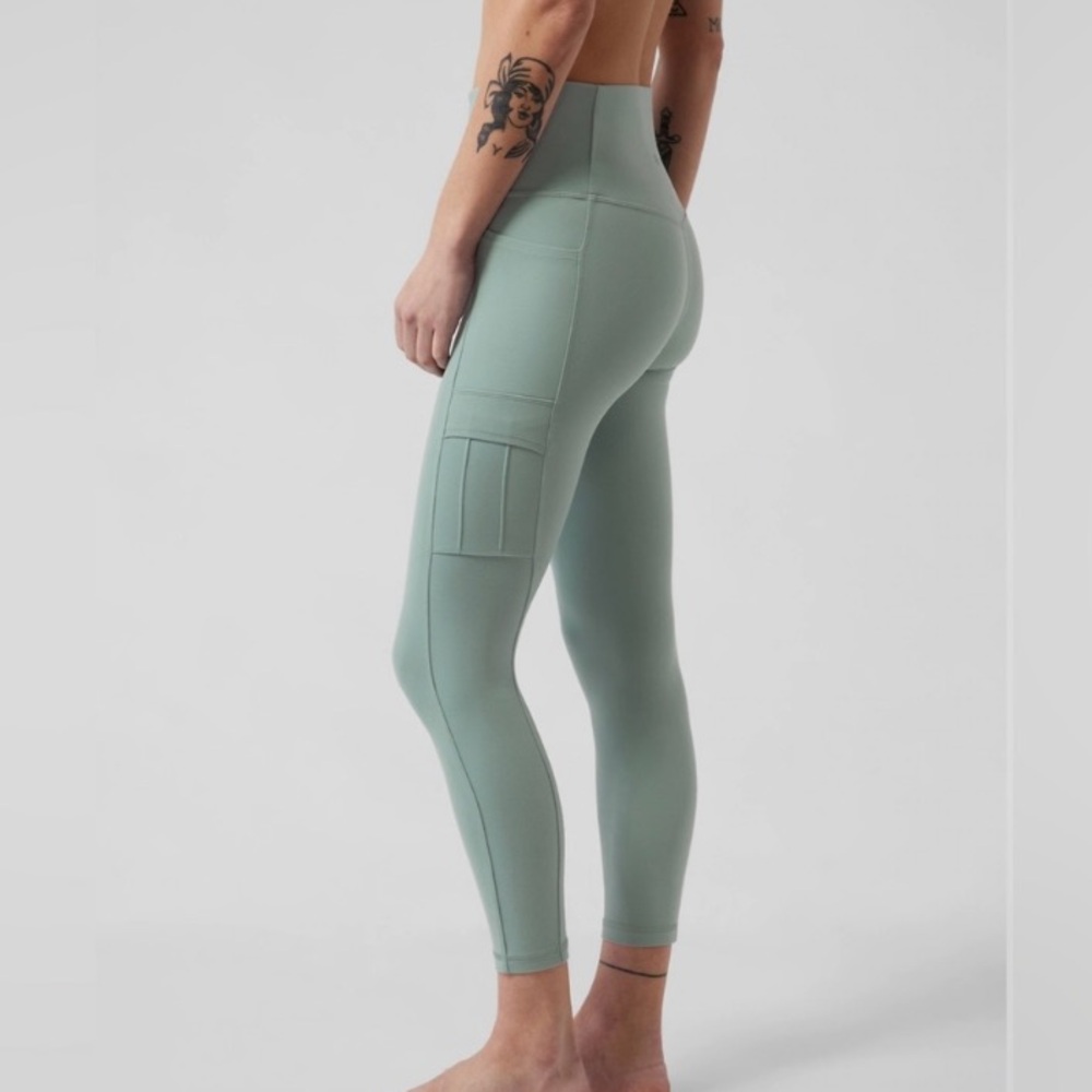 Athleta Salutation Cargo 7/8 Tight in Minimalistic Grey / Sage Green Size M